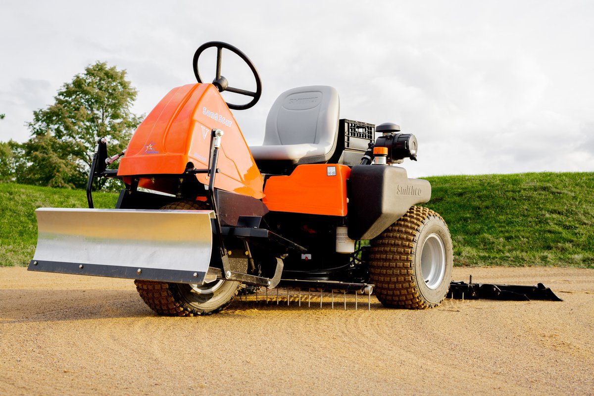 SmithcoInc's tweet image. Flawless bunkers, every time! ⛳️ 
The Smithco Bunker Rake makes it easy to maintain beautifully groomed sand traps that enhance playability and course appearance. Built tough for precision results, it’s the ultimate tool for achieving those perfectly raked bunkers. 🏌️‍♂️

 #S...