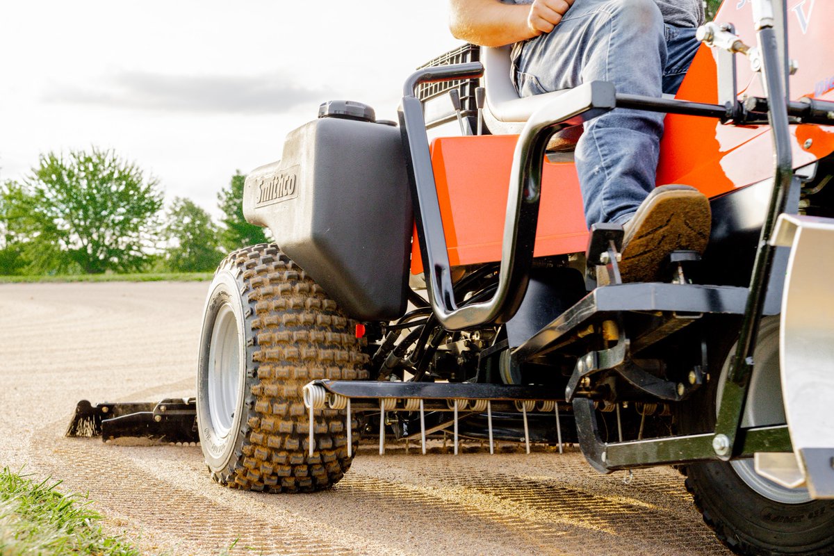 SmithcoInc's tweet image. Flawless bunkers, every time! ⛳️ 
The Smithco Bunker Rake makes it easy to maintain beautifully groomed sand traps that enhance playability and course appearance. Built tough for precision results, it’s the ultimate tool for achieving those perfectly raked bunkers. 🏌️‍♂️

 #S...