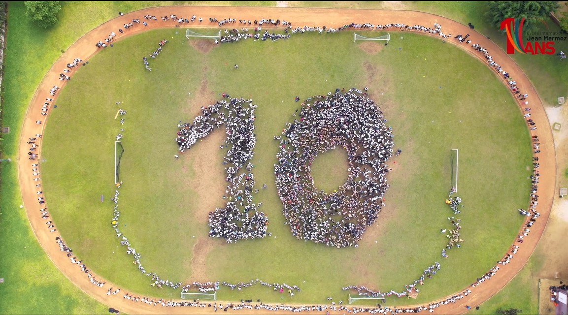 #10ansMermoz
Avec 35 % d’élèves français, 31 % d’Ivoiriens et 33 % d’autres nationalités, le <a href="/lijmermoz/">Lycée international Jean Mermoz</a> incarne l’interculturalité et la diversité, tout en jouant un rôle stratégique pour le développement éducatif en Côte d’Ivoire et en Afrique de l’Ouest.