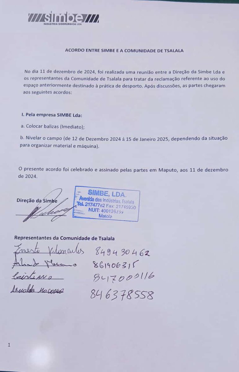 Muianga's tweet photo. Um acordo interessante foi feito entre uma empresa e a comunidade de #Tsalala, onde se localizam as instalações da #SIMBE Lda., propriedade da renomada empresa de investimento Construa/Build. Este acordo tenta encerrar um diferendo relacionado à terra, onde a comunidade local alega que um terreno usado como campo de futebol foi usurpado por esta empresa. Vale lembrar que a comunidade aproveitou o período de manifestações convocadas pelo candidato presidencial Venâncio Mondlane VM7 para exigir a devolução do espaço em questão no acordo.