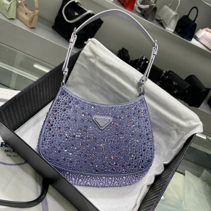 Outfit_Luxy's tweet photo. PRADA BAG https://t.co/z2aSFb0ihV