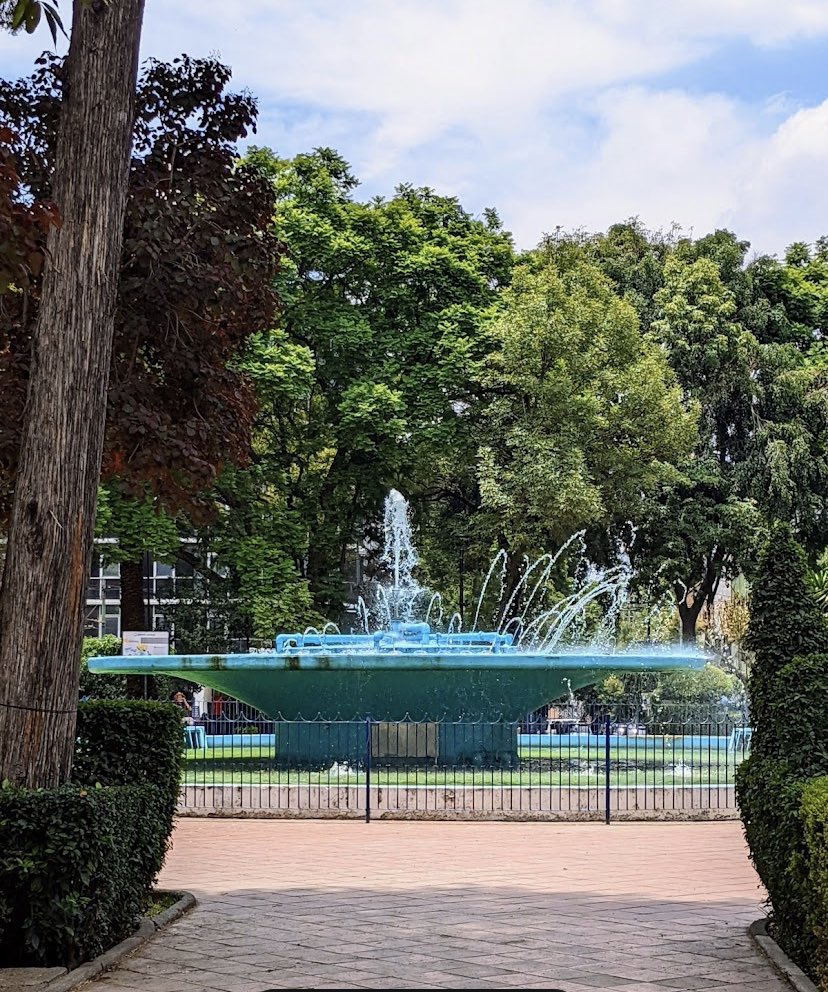 Queremos ver siempre limpia y funcionando la fuente de nuestra emblemática glorieta SCOP en #Narvarte . Varias veces han invertido con recursos públicos en arreglarla e iluminarla para que después la Dirección de Fuentes de la <a href="/BJAlcaldia/">Alcaldía de Benito Juárez</a>  la abandone y se vuelva un basurero.