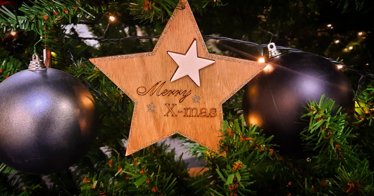 28MaaikeVogel09's tweet photo. #goedeavond 
Vandaag #11december is #dag11 van de #Foto_Adventskalender initiatief van @josephiensierag 
Vandaag staat in het teken van #Sterren of #Sterrenbeelden 
Per toeval zag ok deze ster in een van de bomen bij mij op het werk.
#fijnewoenadag avond en #genietervan https://t.co/r5WbOk3fxh