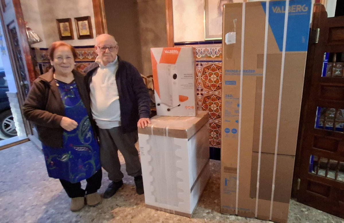 David_Alfafar's tweet photo. En Catarroja, Miguel de 81 años  que está luchando contra un cáncer de Pulmón y su mujer Carmen, de 78 años, han recibido un deshumidificador, y una Lavadora, Nevera y radiador donados por Antonio y amigos del Pto. de Santa María, Cádiz, grandes personas todas ❤️❤️❤️GRACIAS https://t.co/rih6AGEUZ4