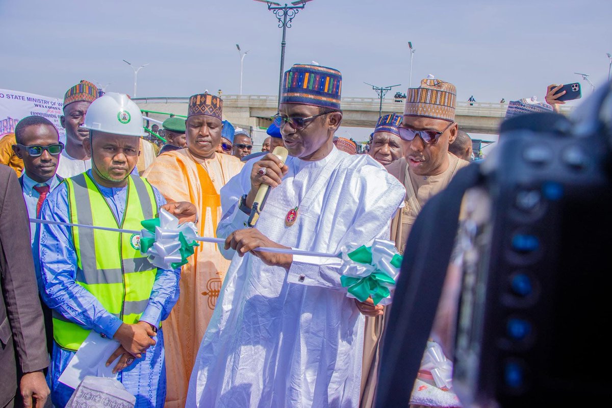 Gov. Buni Commissions Projects in Borno... Zulum Names Estate after Buni

Yobe state Governor Hon Mai Mala Buni CON, today commissioned housing and road projects in Maiduguri, Borno state capital. 

Buni who was a special guest of honour to the state lauded his Borno state
