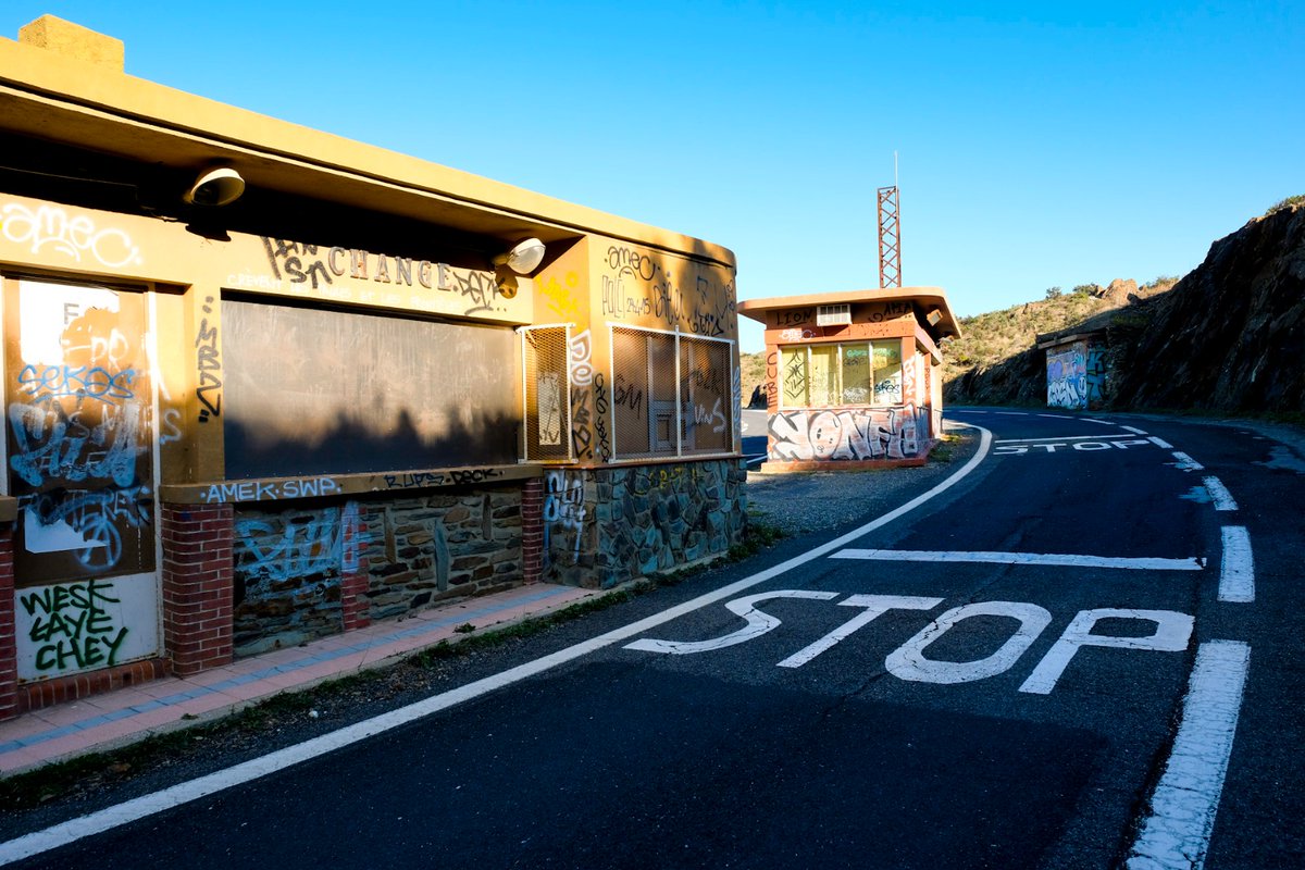cat7cents's tweet photo. El pas de la frontera.

El coll dels Belitres, sobre el mar, separa els estats espanyol i francès. El lloc fronterer està abandonat: les garites, oficines de gendarmeria, aduanes i botiga de souvenirs són testimonis del passat. https://t.co/zO4z0iKZBR