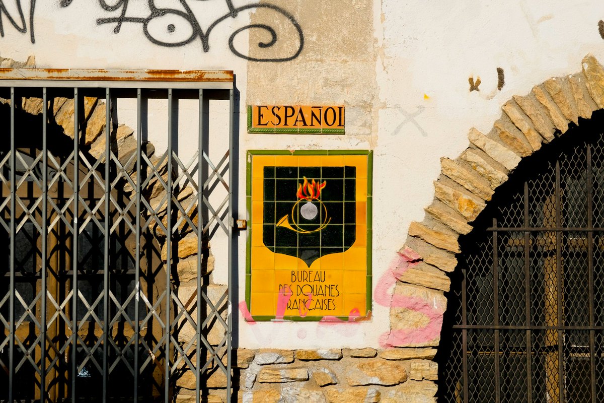El pas de la frontera.

El coll dels Belitres, sobre el mar, separa els estats espanyol i francès. El lloc fronterer està abandonat: les garites, oficines de gendarmeria, aduanes i botiga de souvenirs són testimonis del passat.