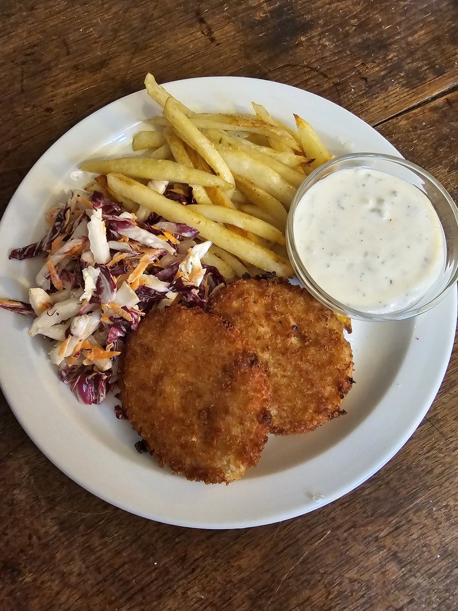 Titmousie2's tweet photo. #ClamCakes from Harmon's
#handcutfrenchfries
#coleslaw made with radicchio
homemade #tartarsauce
πβ€οΈ https://t.co/1SH5okJdcq