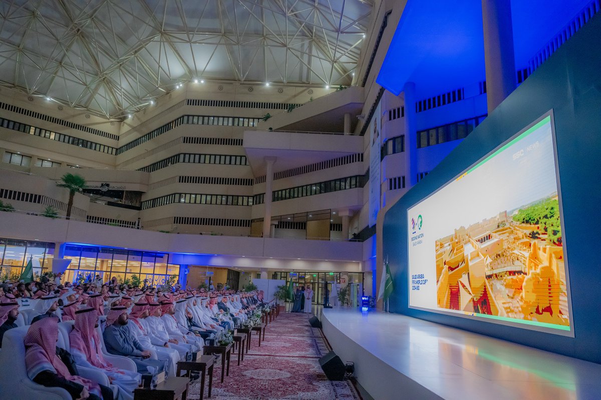 QassimUniv1's tweet photo. فرحة وطن .. 

رئيس ومنسوبو وطلبة #جامعة_القصيم خلال الإعلان والاحتفال بعد فوز المملكة باستضافة #كأس_العالم_2034

#معًا_ننمو https://t.co/MynU6I5u4g