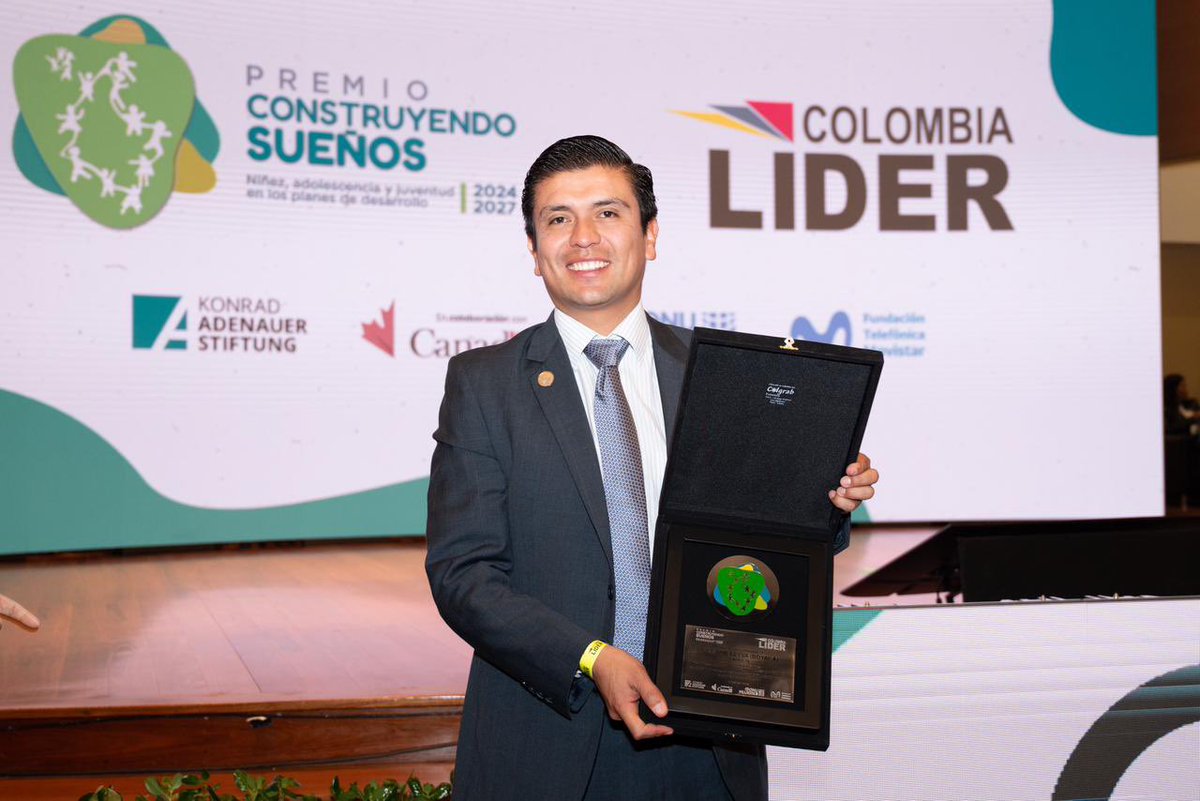 victorgamboa1's tweet photo. Nos llena de orgullo, motivación este reconocimiento como uno de los tres mejores alcaldes de Colombia. Lo mejor para nuestro amado pueblo #villadeleyva está por venir. 
Gracias queridos paisanos por su apoyo y confianza en nuestro gobierno, nuestro pueblo hoy es reconocido como ejemplo de buen gobierno. Seguiremos construyendo sueños y trabajando sin pausa,con todo el amor por nuestros niños y jóvenes. Viva villa de leyva 🇨🇴 @colombia_lider
