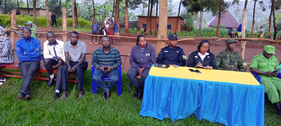 Rurengesec's tweet photo. @Rurenge sector habaye Inteko y'abaturage  yitabiriwe na Mayor w'Akarere ka Ngoma Madame NIYONAGIRA Nathalie arikumwe n'abagize inama y'umutekano itagiye 
Ingingo zaganiriweho:
umutekano muri Rusange
✅kurwanya amakimbirane mu muryango
✅kurwanya ihohoterawa Rishingiye kugitsina https://t.co/8XDrXPasgx
