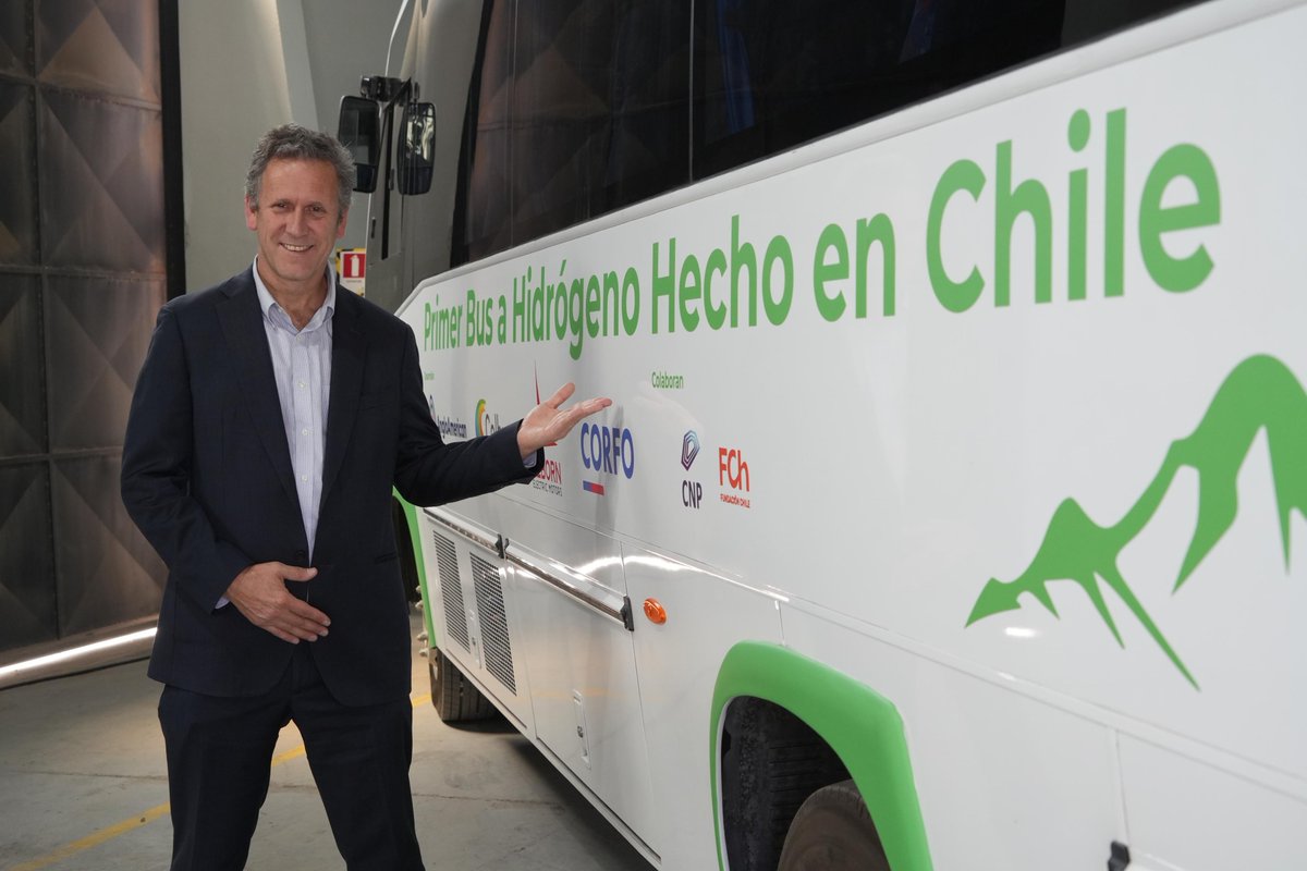 MTTChile's tweet photo. ¡Chile avanza con el desarrollo de energías sostenibles!

El ministro Juan Carlos Muñoz participó de la presentación del primer bus a hidrógeno hecho en Chile gracias a una colaboración público-privada 🇨🇱 

✅Cuenta con capacidad para 30 pasajeros y una autonomía de 450 km. https://t.co/j43dMBgTRT