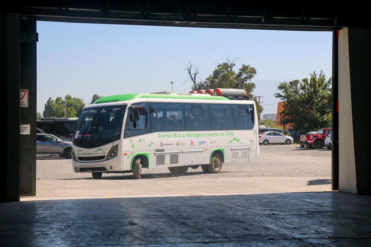 MTTChile's tweet photo. ¡Chile avanza con el desarrollo de energías sostenibles!

El ministro Juan Carlos Muñoz participó de la presentación del primer bus a hidrógeno hecho en Chile gracias a una colaboración público-privada 🇨🇱 

✅Cuenta con capacidad para 30 pasajeros y una autonomía de 450 km. https://t.co/j43dMBgTRT