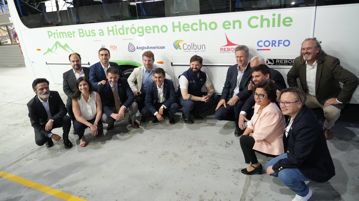 ¡Chile avanza con el desarrollo de energías sostenibles!

El ministro Juan Carlos Muñoz participó de la presentación del primer bus a hidrógeno hecho en Chile gracias a una colaboración público-privada 🇨🇱 

✅Cuenta con capacidad para 30 pasajeros y una autonomía de 450 km.