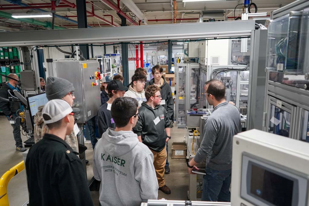 HuscoIntl's tweet photo. We were thrilled to welcome students from #WCTC's Dual Enrollment Academy to #Husco today! The students enjoyed a presentation and tour of our manufacturing facility. It's always inspiring to connect with future innovators and share our passion for cutting-edge technology. https://t.co/o6ZEQrWLtY