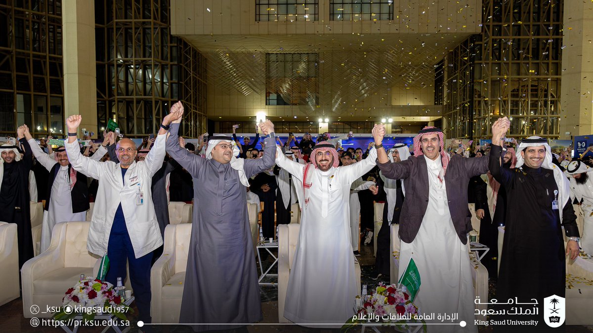 _KSU's tweet photo. صور للحظة إعلان فوز المملكة العربية السعودية باستضافة #كأس_العالم2034 في البهو الرئيس بـ #جامعة_الملك_سعود.

#أهلًا_بالعالم
#السعودية34
#معًا_ننمو https://t.co/CZakr5irM2