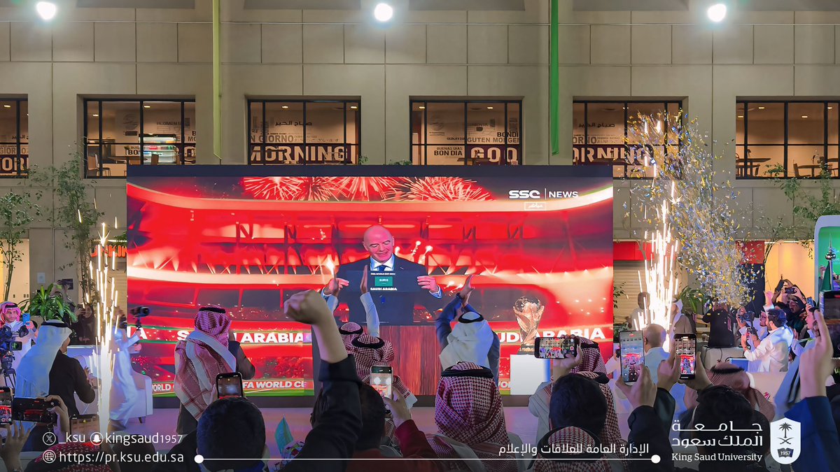 _KSU's tweet photo. صور للحظة إعلان فوز المملكة العربية السعودية باستضافة #كأس_العالم2034 في البهو الرئيس بـ #جامعة_الملك_سعود.

#أهلًا_بالعالم
#السعودية34
#معًا_ننمو https://t.co/CZakr5irM2