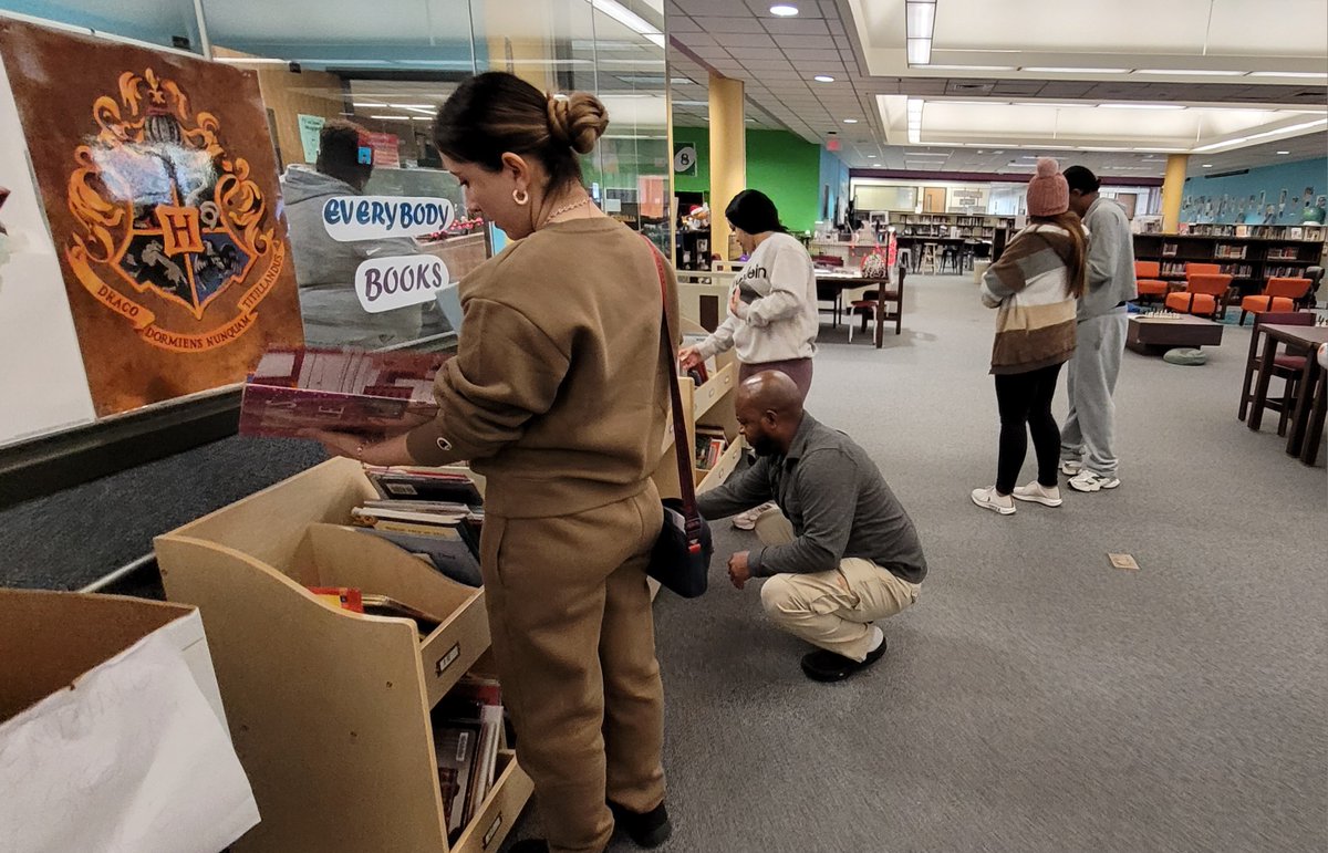 readingwarriors's tweet photo. We welcomed Ms. Holmes' Adult ESL class into the library today! @WarriorsFACE @AlbrightMS @Alief_Libraries https://t.co/6VRtZ5ndcV