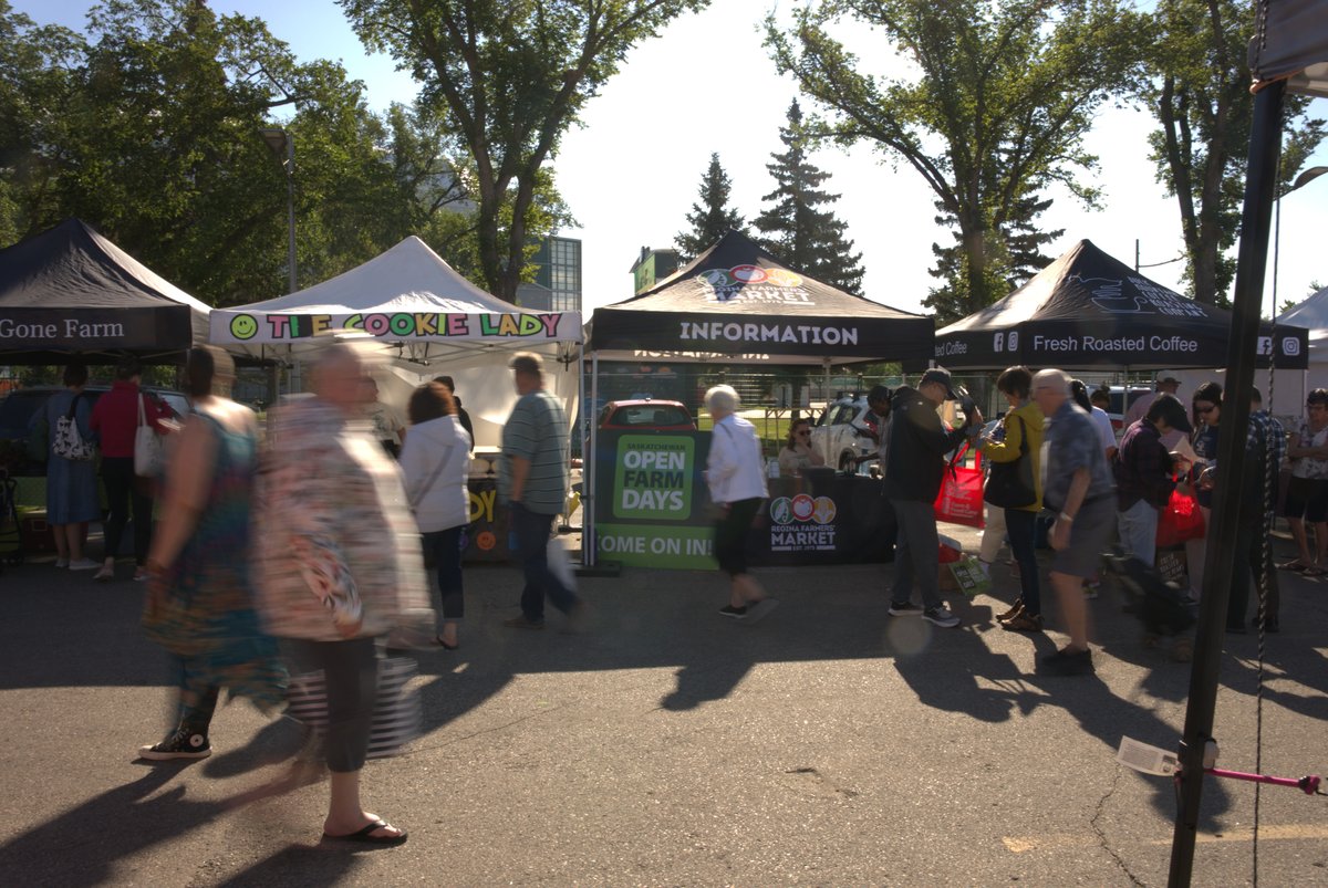 🎄 Shop local this holiday season! 🎁 Support Saskatchewan producers with fresh, local foods &amp; artisan goods for your table and stockings. 🍎🎅 Explore more: skopenfarmdays.ca/shopping-local…