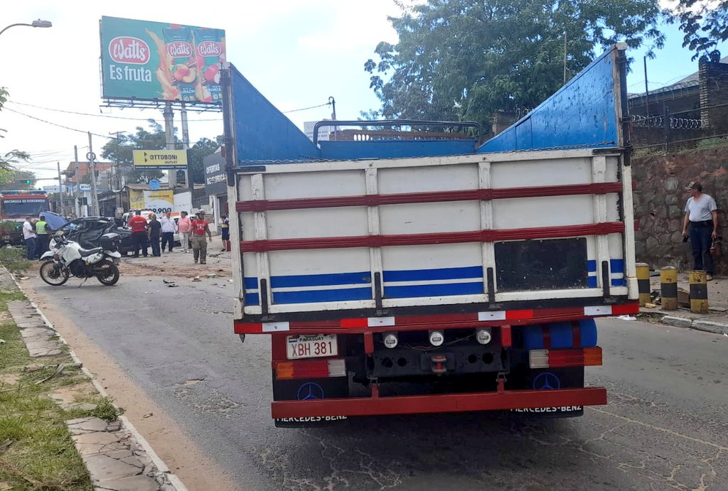 asu_transito's tweet photo. ATENCIÓN | 
Circular con precaución, Accidente de tránsito
📌 Avda. Gral. José Gervasio Artigas y Avda. Venezuela.
👮🏻‍♂️ Agentes de la PMT en apoyo a la Policía Nacional en la zona. #AsuTransito https://t.co/cfS6i03YaE