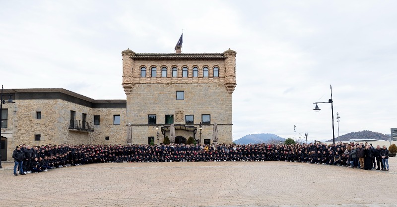 Osasuna's tweet photo. 🎄 Osasuna celebra su tradicional comida navideña de fútbol base en el Hotel Castillo de Gorraiz.

La entidad ha reunido a toda su estructura deportiva, junto a empleados del club y su Fundación.