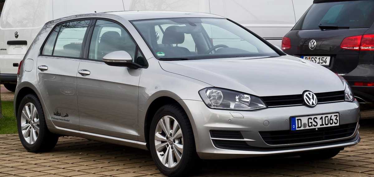 LucasAbriata's tweet photo. A mucha gente que busca usados le recomiendo un Volkswagen Golf MK7 (2015-2020)

¿Por qué? ¿Qué buscar? ¿Qué evitar?

Es un autazo pero no todas las versiones son recomendables.

Ventajas:
1) Origen: Vino importado de México y salió de la misma línea de ensamblaje que las unidades destinadas al mercado de EEUU. Esto "garantiza" ciertos estándares de calidad y, especialmente, de seguridad.

2) Equipamiento: De seguridad vino bárbaro, 6 airbags, ESP, ABS en todas las versiones. En equipamiento de comfort tanto Comfortline como Highline traían también de todo. Los motores 1.4T también son excelentes.

3) Estética: Algo que me encanta de la estética de los VW es que son discretos y lindos al mismo tiempo. Es lo que le cuesta a Toyota (con algunos modelos discretos y feos) o a las marcas chinas (con modelos lindos pero agresivos/llamativos). También el interior de los Golf MK7 es perfectamente sobrio y bueno.

4) Variant: Amo el Golf Variant, de las pocas rurales a precios razonables que se vendieron en los últimos años en el país. Si querés un SUV para tu familia, consideralo. Tenés más baúl y el comportamiento dinámico de un auto. Además, valen menos que el Golf Hatchback.

5) Confiabilidad General: Tanto el motor 1.4T, como el 1.6 o el 2.0T (en el GTI) son indestructibles. Motorazos del 2015 en adelante. La confiabilidad de los demás componentes es buena excepto... 

Desventajas:
1) Confiabilidad de la caja automática: Los Golf 1.4T automáticos trajeron la caja DSG en su versión DQ200. Como mencioné en un Tweet sobre mi ex Audi A3, esta caja es un poco frágil. Al ser de doble embrague seco (como la Powershift de Ford) suele tener desgaste prematuro si los KMs fueron principalmente en ciudad. Es muy cara de reparar. Son mil veces mejores los embragues bañados en aceite.

2) Robos: En términos "per cápita" los Golf y Vento deben ser los autos más robados del país (aunque no tengo datos concretos). Son autos que les facinan a los ladrones de todo tipo.

3) Precio: Muchos dueños de Golf deliran, pero el mercado también convalida esos precios. El caso más extremo es el del Golf Highline, que está buenísimo, pero algunos piden precios que parecen más acordes a un GTI.

Qué evitar:
1) Versión Trendline (1.6): El Golf 1.6 tiene menos potencia, anda mucho menos y consume similar o más que el Golf 1.4T. Además, la versión Trendline traía mucho menos equipamiento. Son la versión del Golf más dificil de revender y la que más valor de reventa pierde. Para mí, conviene estirarse a un Comfortline salvo que el Trendline sea un ofertón.

2) Versiones DSG (automáticas): Por lo mencionado antes, yo creo que el Golf es un auto que conviene buscar en manual más que en automático. Salvo que el DSG sea un ofertón.

RESUMEN:
El summum del Golf, en relación precio/producto, sería para mí un Hatchback 1.4 TSI Comfortline Manual. Auto para todos los días perfecto en todo contexto. De hecho, en Argentina, "desde la villa hasta Blaquier", la gente se mueve en Volkswagen Golf MK7. Dependiendo del año, los KMs y el estado, hoy se pueden conseguir a partir de los 14.000 USD aproximadamente.

Como siempre, estos hilos son posibles gracias a https://t.co/tiN4VlKj8y, en donde te recomiendo agencias de confianza para consignar o vender tu auto usado (y te doy cotizaciones de mercado)