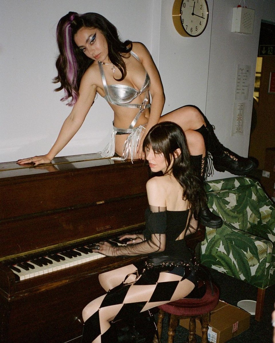 popzonebr's tweet photo. charli xcx and caroline polachek https://t.co/l2IKrmFcpT