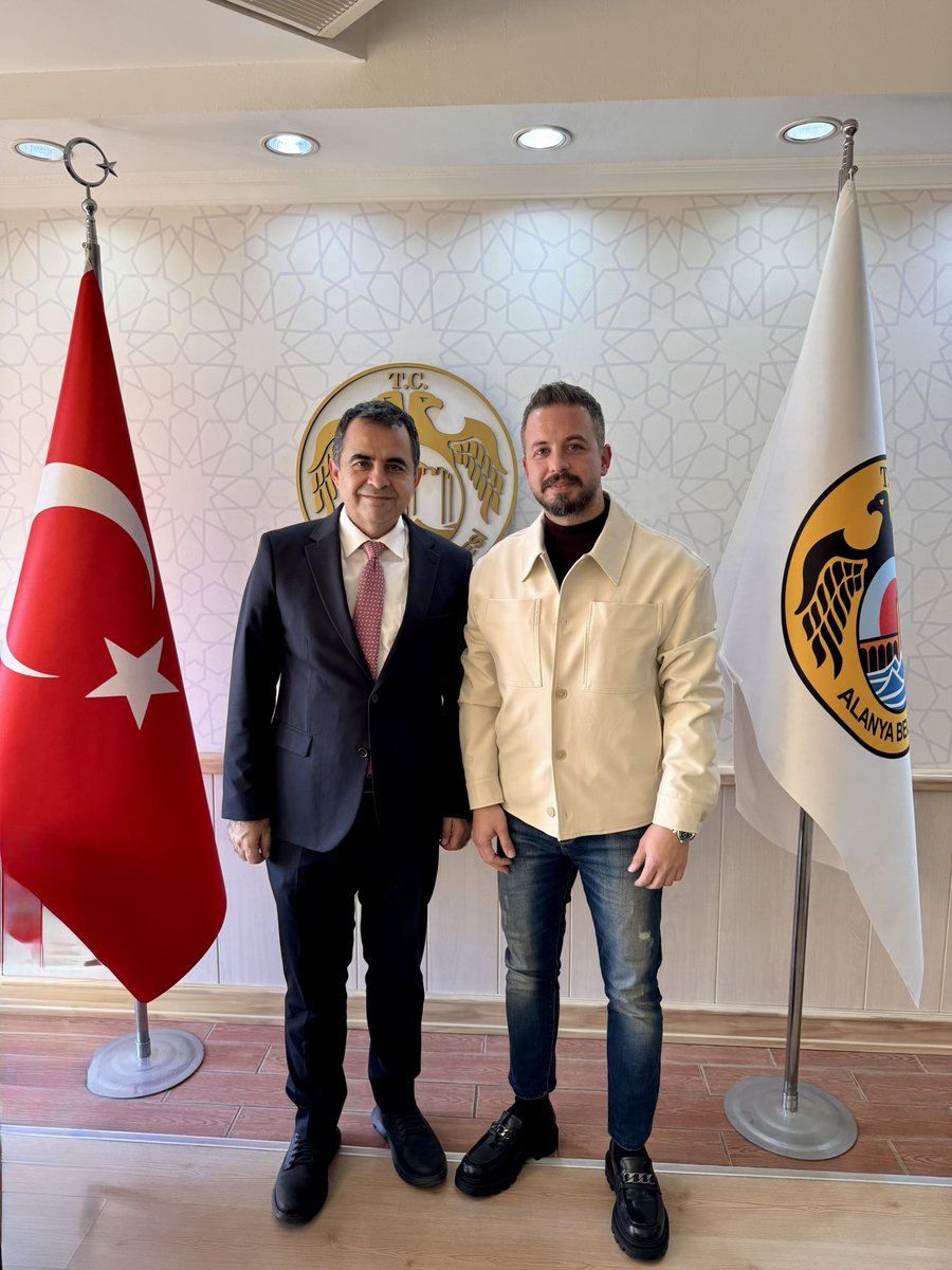 Siyaset nedir, Yerel yönetim nedir, nasıl hizmet edilir diye KOÇAK ailemden öğrendim. Alanya Belediye Başkan Vekili Sayın <a href="/eczmuratkocak/">MURAT LEVENT KOÇAK</a> ile kıymetli ve anlamlı bir anı.