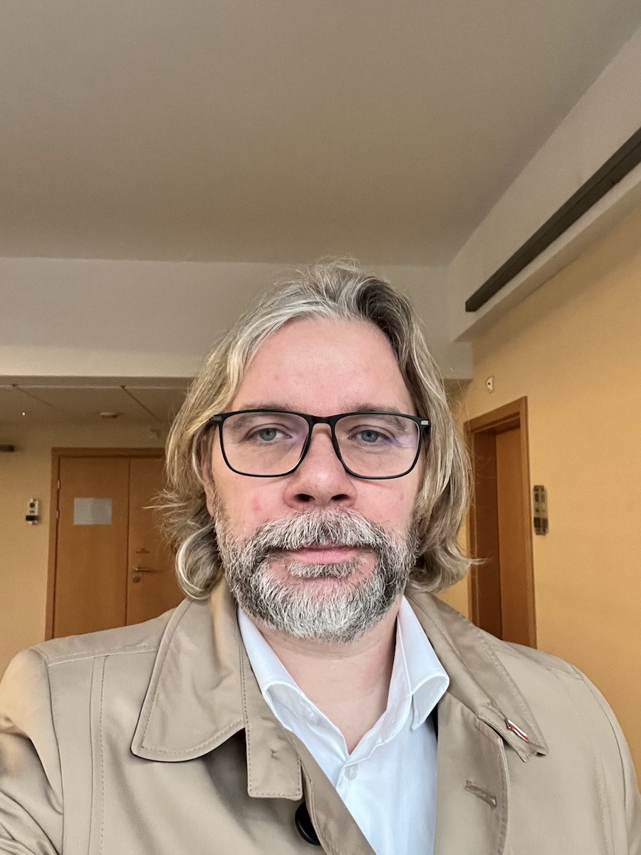 atmecom's tweet photo. Dziś Wojewódzki Sąd Administracyjny w Poznaniu uchylił dwa kolejne postanowienia inspektorów sanitarnych odmawiających umorzenia postępowania (grzywna w celu przymuszenia do szczepienia) powołując się na wyrok Trybunału Konstytucyjnego wydany w innej naszej sprawie SK 81/19. To bardzo dobra wiadomość. 

Jeśli ktoś ma postępowania przymuszające prowadzone w oparciu o rozporządzenie Ministra Zdrowia zastępujące komunikat, to jest ono tak samo niezgodne z Konstytucją (nie jest źródłem prawa), gdyż zostało wydane z przekroczeniem delegacji ustawowej zawartej w art. 17 ust. 10 ustawy o zwalczaniu chorób zakaźnych - brak jest uwzględnienia danych epidemiologicznych - analizy zachorowalności na daną chorobę, przyczyn zachorowań... 
Również należy je skarżyć.