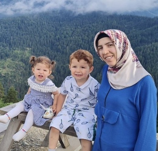 masumlaravuslat's tweet photo. Kanunen suç sayılmayan eylemler nedeniyle hapse mahkum edilen Fen Bilgisi öğretmeni Esra Songur, 2 yaşındaki Fatmanur ve 4 yaşındaki Ahmet Yaşar ile birlikte 25 aydır cezaevinde.

Esra Songur ve iki çocuğu özgür olacakları günü bekliyor. @nibenka

TürkiyeKadın Olmak https://t.co/lDxIA6RZFB