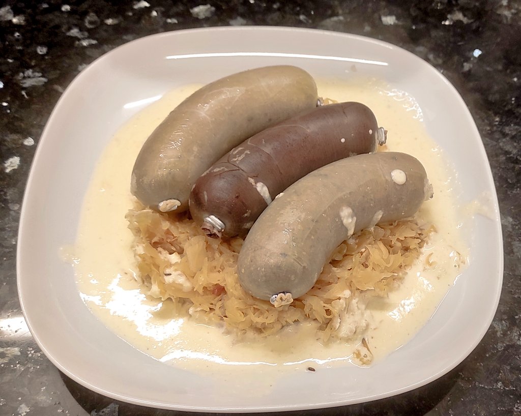 Lecker Blut und Leberwurscht auf Sauerkraut drumrum Meerrettich Sauce 🤤 #nomnom #tankvoll #foodunfall