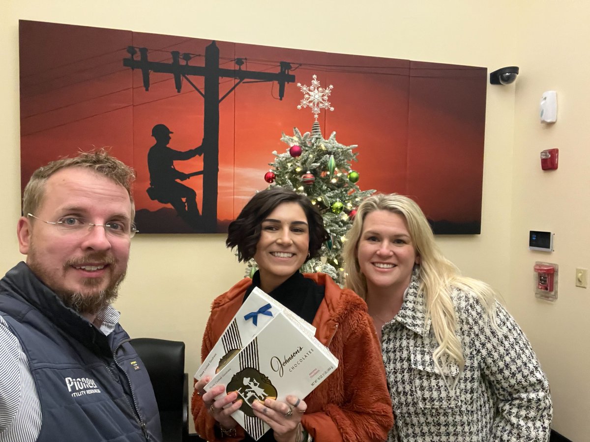 Who needs cookies to get you through Dec. 31? ✋ 
 
Holiday helpers Andy and Melissa delivered sweet treats to #UtilityPioneers at <a href="/ElmhurstMutual/">Elmhurst Power</a> and <a href="/lakeview_light/">Lakeview Light & Power</a> in Washington. #Cooperation tastes great! 
#RoadTrip