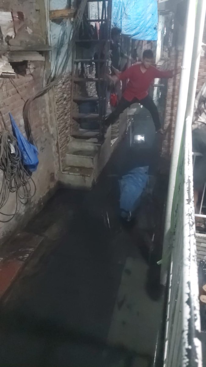 Prajaktasane19's tweet photo. @mybmc @mybmcWardL please this is an emergency drainage water is flowing infront of the houses at sarwar chawl yadav nagar ward 158 https://t.co/YkJ7VqFnKw