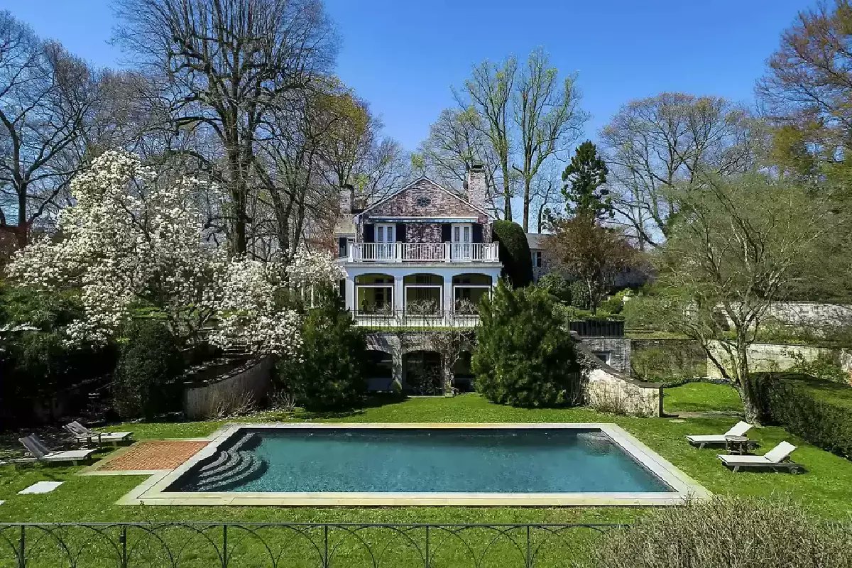 raquelvice's tweet photo. Property records show the spread traded hands for $10.75 million. In 2022, Gere and his wife, the Spanish publicist Alejandra Silva, spent $10.8 million for the compound. https://t.co/hpszu8mzk7 https://t.co/A8Y4iAWnx4