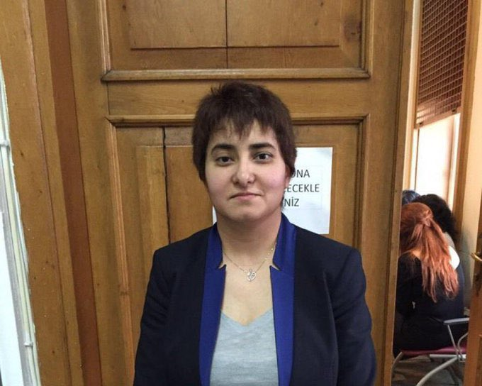 hilalnesin's tweet photo. Ceza avukatı Dilek Ekmekçi'ye taciz! 26 gündür açlık grevinde olmasından dolayı ciddi şekilde sağlık sorunu yaşayan Dilek Ekmekçi'nin zorla elleri kelepçelendi ve üzerindeki kıyafetler çıkarıldı. Buna kadına taciz derler. Resmen öldürmek istiyorlar. Zorla, hukuksuz bir şekilde Bakırköy Mazhar Osman Ruh ve Sinir Hastalıkları Hastanesi'ne götürüldü.
Ses verin!   
#DilekEkmekciİcinAdalet 
#DilekEkmekçiyeÖzgürlük
