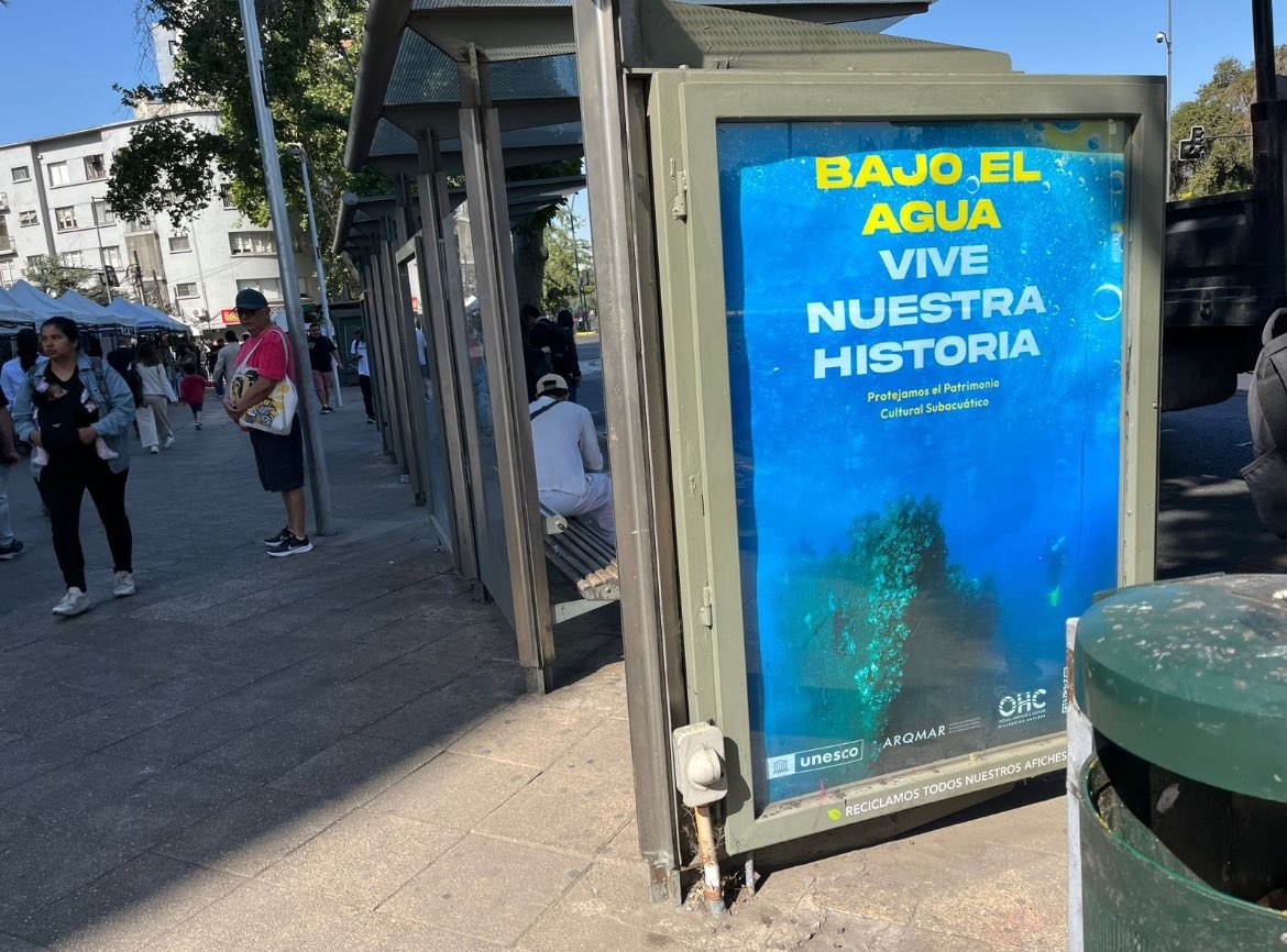 ekuischlaroche's tweet photo. Como parte de una campaña levantada entre @UNESCOSantiago, @ARQMAR_org y OCH de difusión del Patrimonio Cultural Subacuático (PCS) en convenio con JC Decaux, en diversos lugares de Santiago es posible encontrar publicidad en Mupis que rescata el valor del PCS. ¿Lo has visto en tu recorrido por la ciudad?