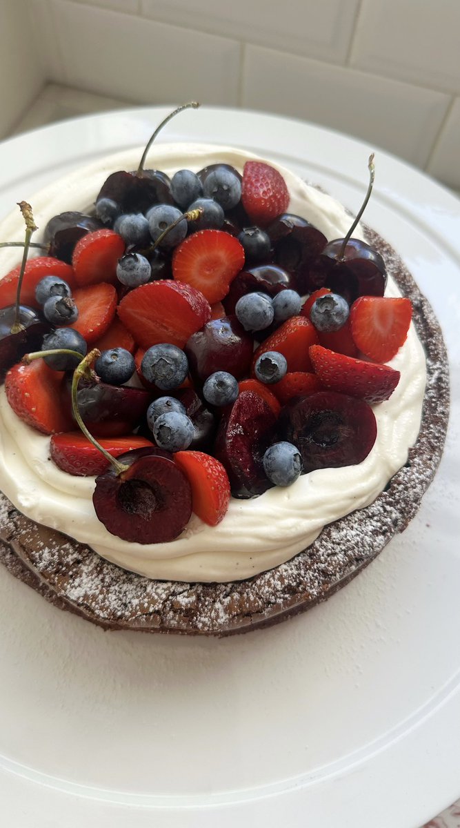 PedroLambertini's tweet photo. Tengan siempre a mano una buena receta de torta húmeda de chocolate. Es un caballito de batalla que nunca de te deja a gamba. Es deliciosa sola, apenas espolvoreada con impalpable, con crema batida, crema inglesa, coulis de frutas, o tibia, con helado. Tiene una textura más suave que una marquise o un brownie, pero la misma intensidad de sabor. Es una buena opción también como base de tortas porque la textura se mantiene, a pesar de la heladera.

Aquí la presento con crema batida a la vainilla y unas frutas festivas, de cara a las celebraciones de fin de año. Créanme, no encontrarán una fórmula mejor.

Para un molde de 20 cm desmontable, base forrada con papel manteca enmantecado y enharinado
Rinde 8 porciones

6 huevos
200 g de azúcar
250 de manteca
250 de chocolate cobertura semiamargo @codelandchocolates
50 de harina (da igual si 000 o 0000, pero no leudante)

Precalentar el horno a 160 grados.
Fundir la manteca cortada en cubos y el chocolate a baño María o en microondas al 40% de potencia. Unir.
Batir los huevos con el azúcar a punto letra. Apartar una porción del batido para integrar al chocolate y manteca, fundidos y mezclar sin demasiado cuidado para equiparar viscosidades.
Agregar esta mezcla, a su vez, al resto del batido, ahora sí, con movimientos suaves y envolventes para no perder aire junto con la harina tamizada.
Llevar al horno durante 35 minutos, apagarlo y dejar enfriar la torta adentro, con la puerta semiabierta.
Dejar enfriar por completo, refrescar unas horas en la heladera, desmoldar y porcionar.