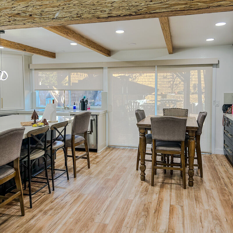 GalaxyDraperies's tweet image. Natural textures are so beautiful in their simplicity! 🥰 The light colors and gentle texture of our clients' new solar shades over the window and door add a perfect neutral touch that keeps the space feeling soft, neutral, and airy!

#CaronCA #SolarShades #WindowShades