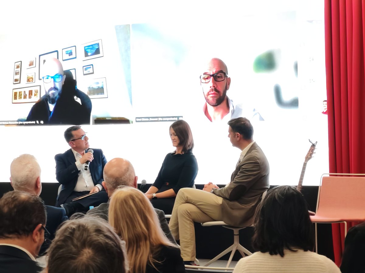 grupo_imm's tweet photo. Ágata Milosz de  @Zurich nos habla de la necesidad de  alinear a los líderes para entender la IA y de  la importancia de la comunicación, que es la base de la gestión del cambio. #premiosIMm 
#Liderazgo #GestióndelCambio #InteligenciaArtificial https://t.co/Uf1pg2w2wF