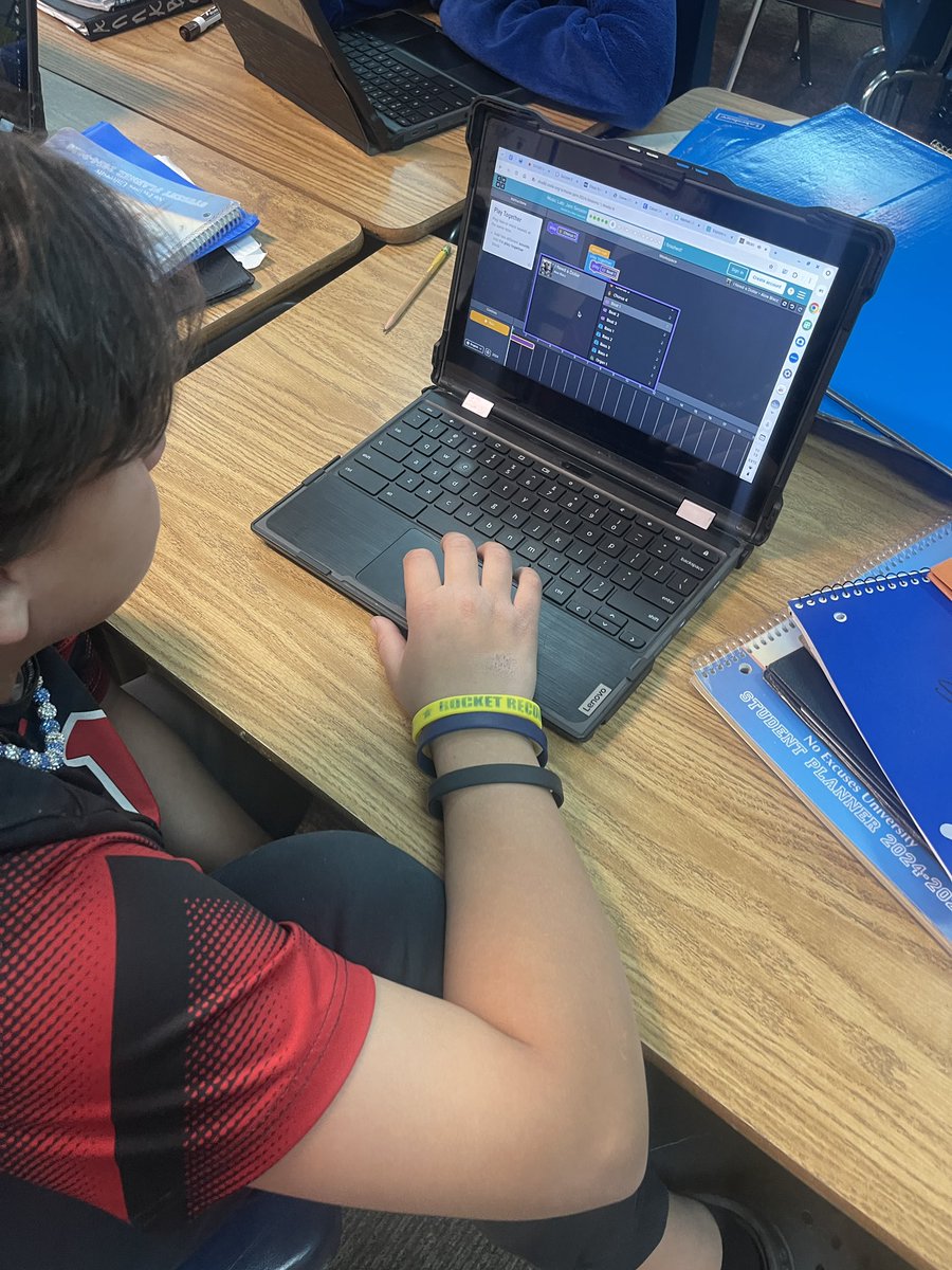 Erath_Miss's tweet photo. Thank you @USAA volunteers for #HourofCode assistance today during #CSEdWeek . What a blast! #jam 🎶🎵🎼🎧🥁🎹🎸 @MirageDVUSD @michelle_coots https://t.co/UU0gbMMg3H