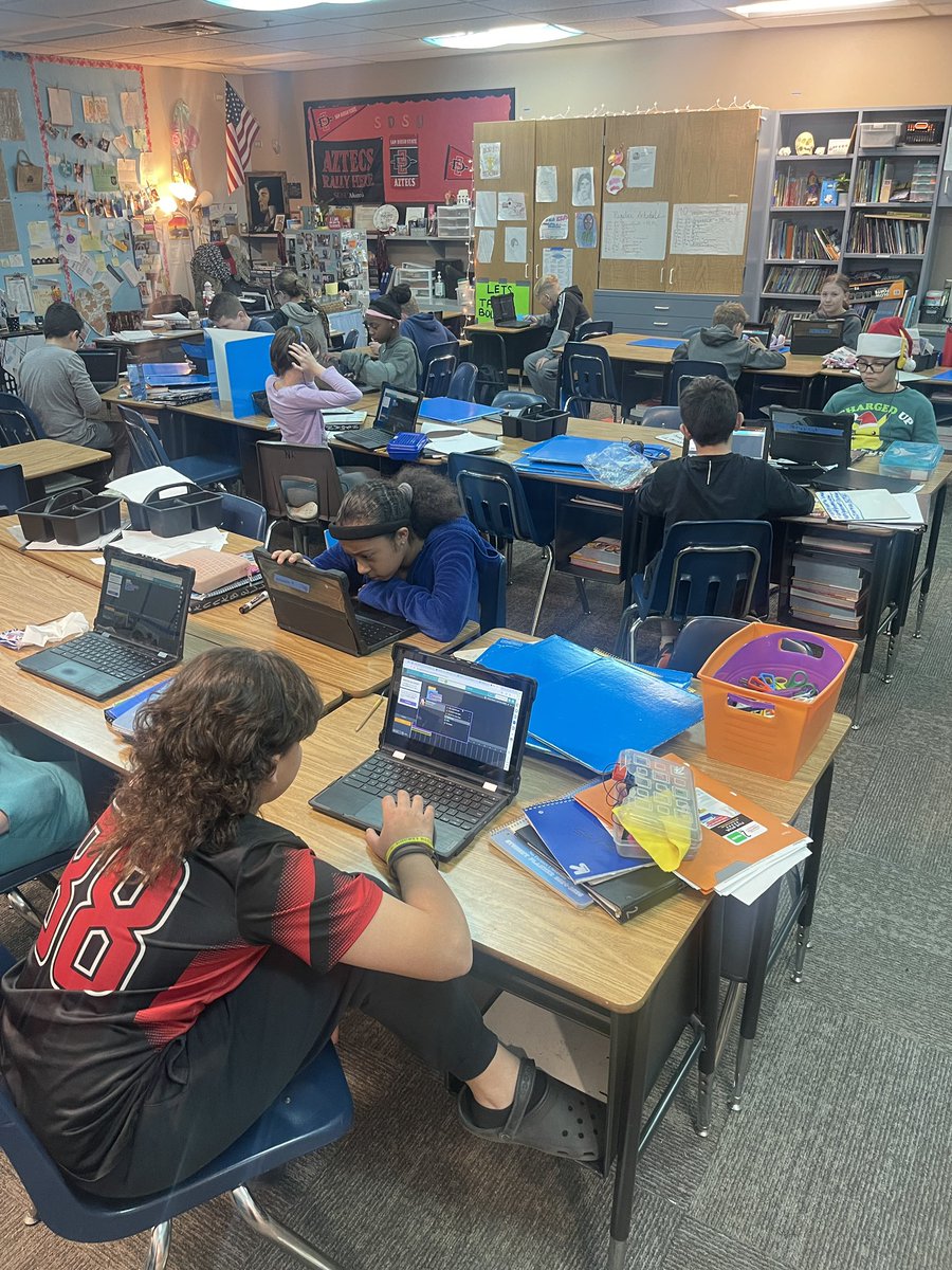 Erath_Miss's tweet photo. Thank you @USAA volunteers for #HourofCode assistance today during #CSEdWeek . What a blast! #jam 🎶🎵🎼🎧🥁🎹🎸 @MirageDVUSD @michelle_coots https://t.co/UU0gbMMg3H