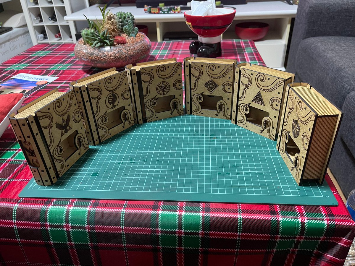 ArchivosArkham's tweet photo. De 1 a 10 cuánto os mola esto que ha hecho @RubenAgud para sortear en el evento?
Pues por si acaso no os tocara siempre se las podéis pedir en su insta:
https://t.co/3dyPyssFo1
#ArkhamHorrorLCG https://t.co/nPBWPwXt1Z