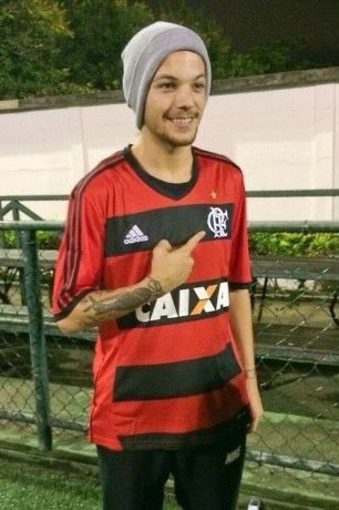 pena de vcs que precisam fazer o Louis com camisa do time de vcs KKKKKKKK eu não preciso 😽😽😽😽