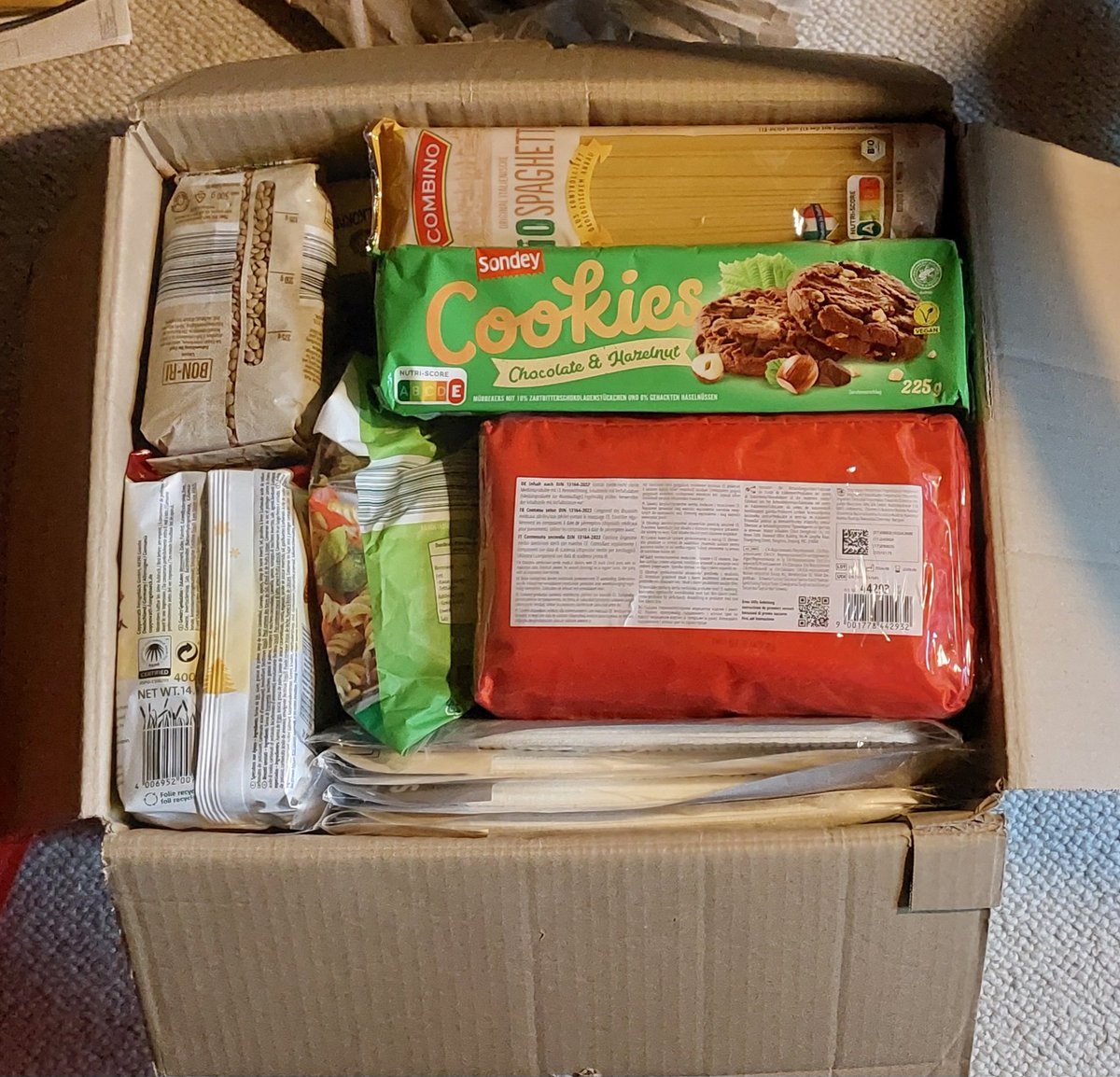 BineAlarm's tweet image. Ich möchte daran erinnern, dass man Pakete in die Ukraine schicken kann und DHL das Porto übernimmt.  Es ist etwas ganz Persönliches, es hat uns Freude bereitet, ein schönes Paket zu packen. Gerade zu Weihnachten. 
dhl.de/de/privatkunde…