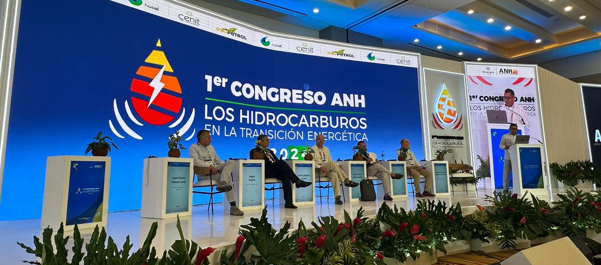 gtarazona1's tweet photo. Gratificante hoy acompañar el #CongresoANH2024 de la @ANHColombia en el que estaré moderando el panel ‘Innovación en exploración y producción de hidrocarburos: tecnologías del futuro para un sector sostenible’. 

Es nuestro compromiso, como academia, aportar en estos escenarios al análisis de la implementación de las tecnologías emergentes que están transformando el sector hacia prácticas más sostenibles y eficientes con el uso de Inteligencia Artifical y uso de datos. 

Representamos a nuestra @udistrital con proposiciones reales y soluciones tangibles, demostrando por qué la educación superior pública de nuestra Bogotá y el país debe ser referente de construcción social, ambiental y científica.