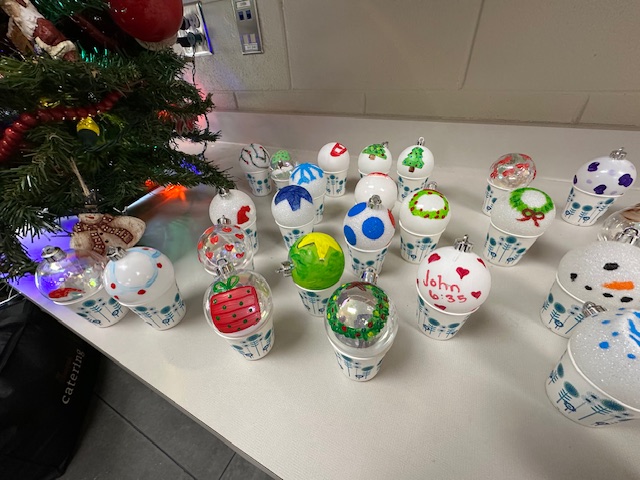 NWRankinHS's tweet photo. The Chick-fil-A Leader Academy wrapped up their annual Do Good December project by donating painted and unpainted Christmas ornaments, along with paint supplies, to help spread holiday cheer to the patients at Batson Children's Hospital. #WeAreNorthwest https://t.co/26Ey8BbzDS