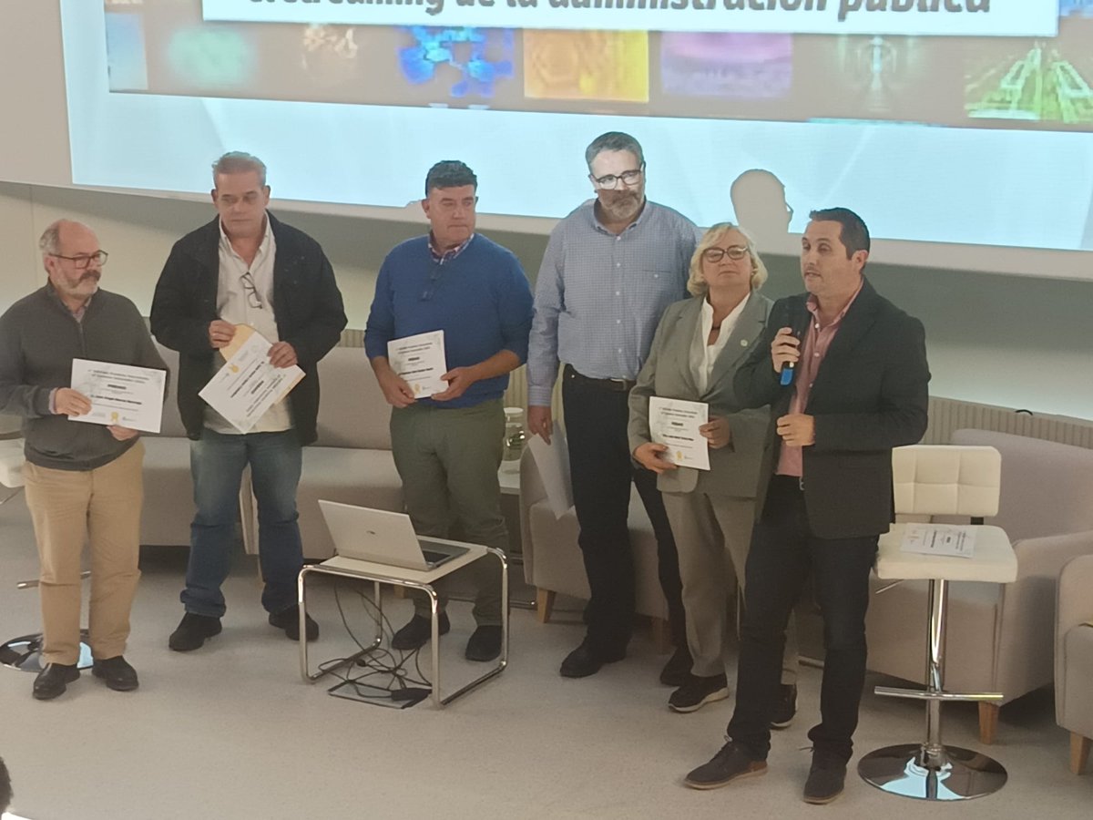 luysamarya's tweet photo. Gracias equipo #Adminflix por esos preciosos momentos, gracias #WinNovAnda24 por ese reconocimiento y gracias a mi @hospital_hvn !!!
#enfermeras #innovacion https://t.co/YgtKwVdH8X