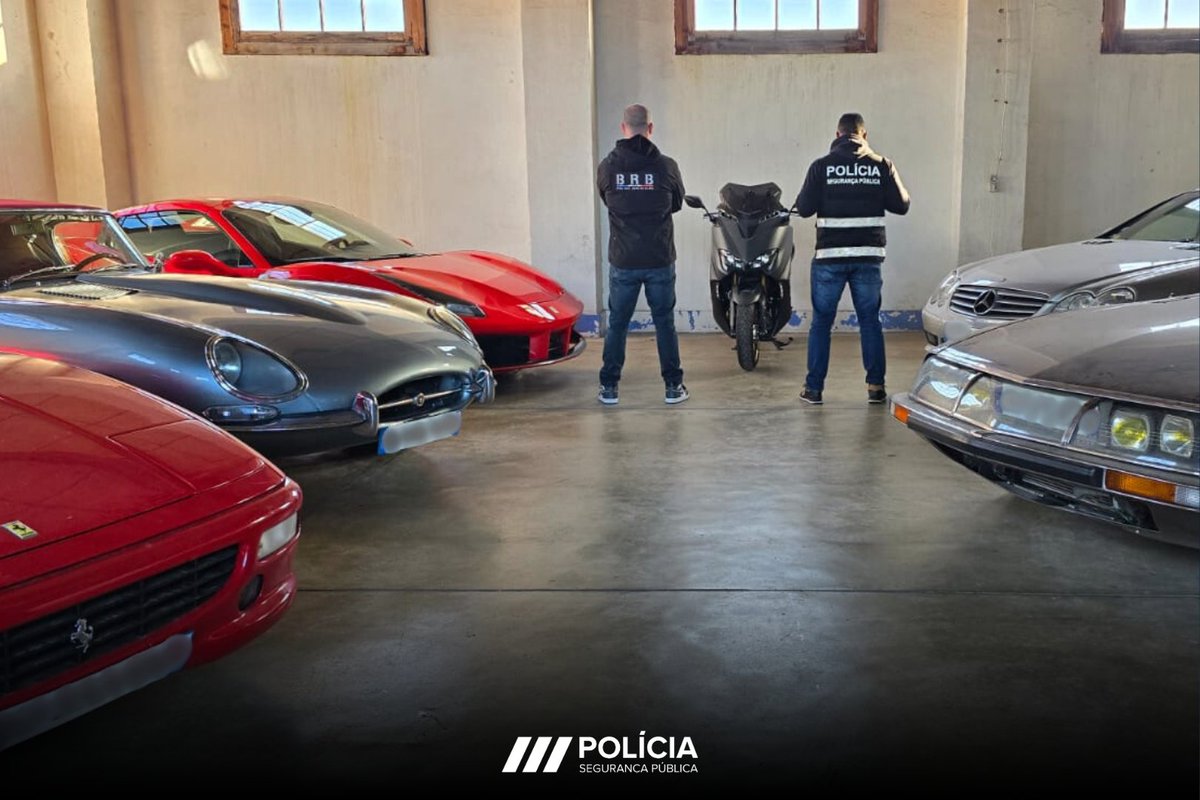 PSP_Portugal's tweet photo. 🚨Operação Vintage
Juntamente com a @Europol, @prefpolice e DIAP de Leiria a #PSP deteve 1 suspeito de roubos de viaturas, com mandado de detenção europeu.
Foi apreendido:
- 7 veículos no valor 690 000€;
- 2 armas de fogo;
- 90 munições;
- Diversos documentos.
#semprepresentes https://t.co/GNC1WB83qc