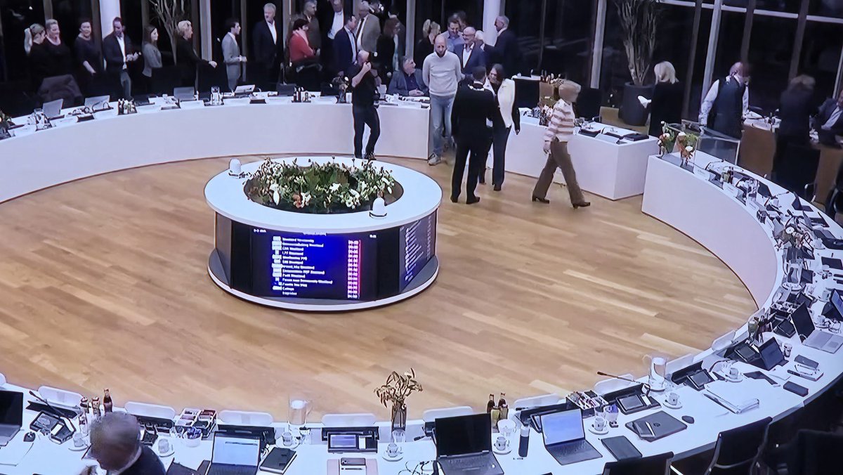 Laten we het met elkaar helemaal goud maken voor Westland, zegt burgemeester Bouke Arends bij zijn herbenoeming. Nu neemt hij felicitaties in ontvangst #wldebat