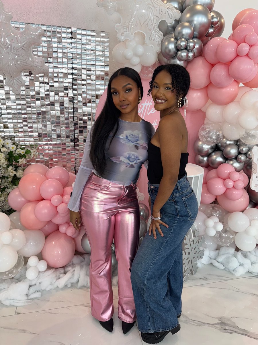 treasurecolbi's tweet photo. Real sisters 👩🏾‍🤝‍👩🏽💖🤞🏾 https://t.co/Z5e2iiirDs